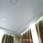 Натяжной потолок в зале с подсветкой Уфа